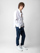 Camicia Tyrone - Camicia lunga in cotone bianco con bottoni, tasche e colletto con protezione rimovibile.