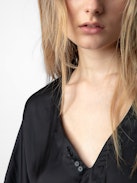 Blusa Tonastir Raso - Blusa in raso nero con collo serafino e maniche lunghe.