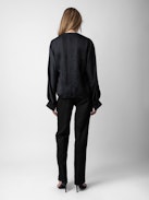 Blusa Tonastir Raso - Blusa in raso nero con collo serafino e maniche lunghe.