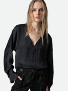 Blusa Tonastir Raso - Blusa in raso nero con collo serafino e maniche lunghe.
