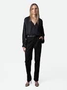 Blusa Tonastir Raso - Blusa in raso nero con collo serafino e maniche lunghe.