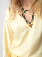 Blusa Tonastir Raso - Blusa in raso giallo chiaro con collo serafino e maniche lunghe.