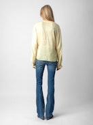 Blusa Tonastir Raso - Blusa in raso giallo chiaro con collo serafino e maniche lunghe.