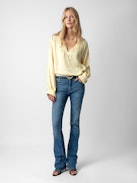 Blusa Tonastir Raso - Blusa in raso giallo chiaro con collo serafino e maniche lunghe.