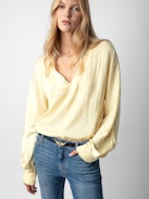 Blusa Tonastir Raso - Blusa in raso giallo chiaro con collo serafino e maniche lunghe.
