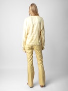 Blusa Tonastir Raso - Blusa in raso giallo chiaro con collo serafino e maniche lunghe.