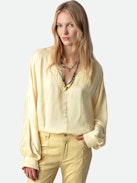 Blusa Tonastir Raso - Blusa in raso giallo chiaro con collo serafino e maniche lunghe.