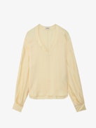Blusa Tonastir Raso - Blusa in raso giallo chiaro con collo serafino e maniche lunghe.