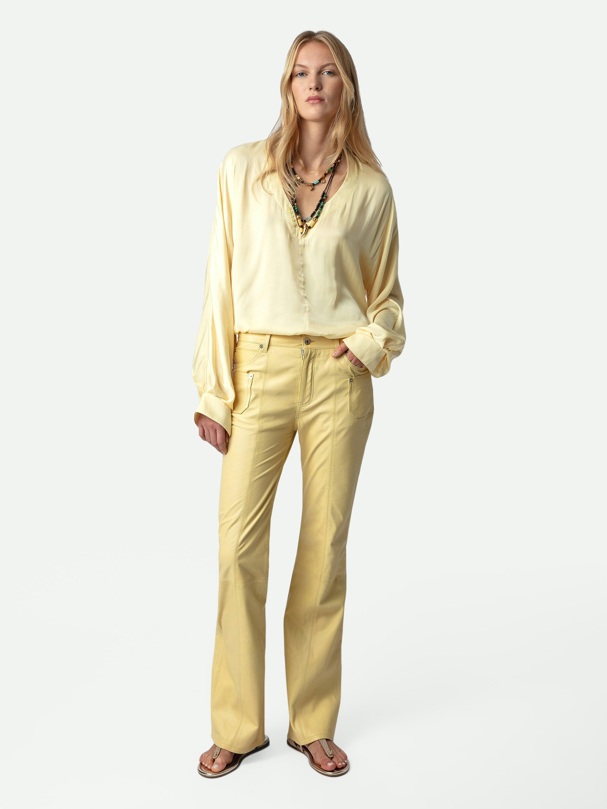 Blusa Tonastir de Satén - Blusa de satén en color amarillo claro con cuello tunecino y mangas largas.