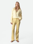 Blusa Tonastir Raso - Blusa in raso giallo chiaro con collo serafino e maniche lunghe.