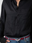 Camicia Tyron Raso - Camicia in raso nero con chiusura a bottoni, tasca e collo con protezione removibile.