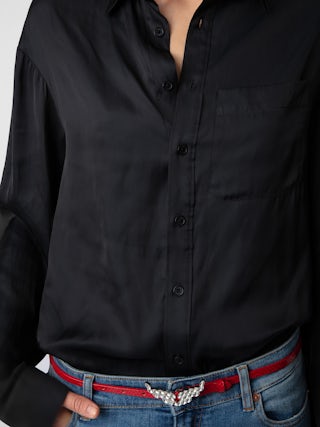 Chemise Tyrone Satin - Chemise en satin noir à fermeture boutonnée, poche et col à protection amovible.