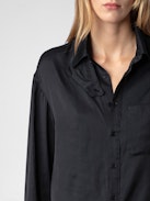 Camicia Tyron Raso - Camicia in raso nero con chiusura a bottoni, tasca e collo con protezione removibile.