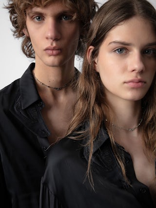 Chemise Tyrone Satin - Chemise en satin noir à fermeture boutonnée, poche et col à protection amovible.