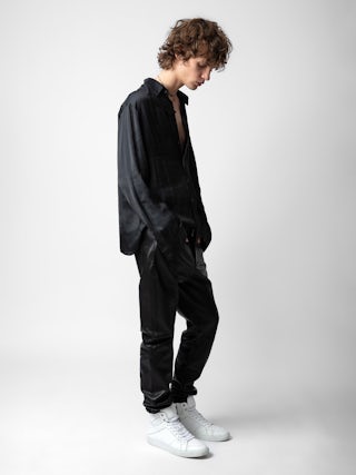 Chemise Tyrone Satin - Chemise en satin noir à fermeture boutonnée, poche et col à protection amovible.