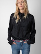 Camicia Tyron Raso - Camicia in raso nero con chiusura a bottoni, tasca e collo con protezione removibile.