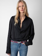 Camicia Tyron Raso - Camicia in raso nero con chiusura a bottoni, tasca e collo con protezione removibile.