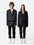 Camicia Tyron Raso - Camicia in raso nero con chiusura a bottoni, tasca e collo con protezione removibile.