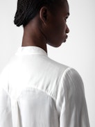 Blouse Twina Satin - Blouse en satin blanc boutonnée à manches longues.
