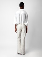 Blouse Twina Satin - Blouse en satin blanc boutonnée à manches longues.