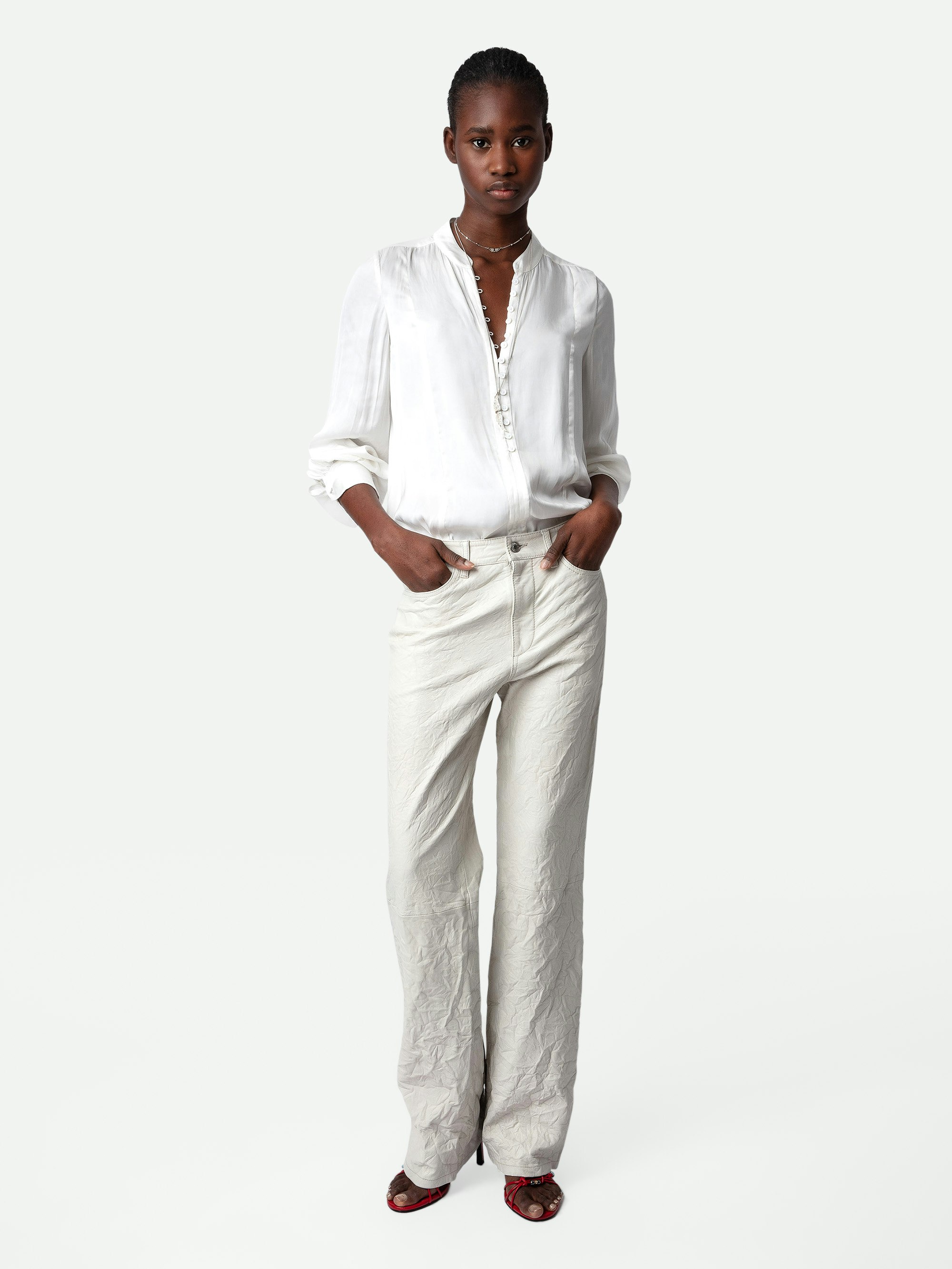 Blusa de Satén Twina - Blusa blanca de satén con botones y mangas largas.