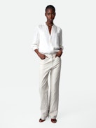 Blouse Twina Satin - Blouse en satin blanc boutonnée à manches longues.