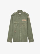 Camisa Taskal - Camisa militar de sarga de algodón de color caqui con bolsillos, parches bordados y detalles personalizados creados por Humberto Cruz.