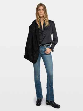 Camisa Thely Satin - Camisa de satén, manga larga, cierre con botones y strass en forma de ala en la espalda.