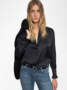 Camicia Thely Satin - Camicia in raso, maniche lunghe, chiusura con bottoni e strass a forma d'ala sul retro.