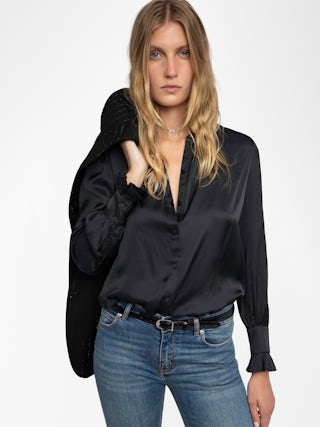 Chemise Thely Satin - Chemise en satin, manches longues, fermeture boutonnée et strass aile au dos.