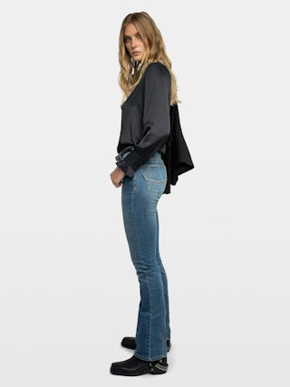 Camisa Thely Satin - Camisa de satén, manga larga, cierre con botones y strass en forma de ala en la espalda.