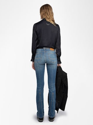 Chemise Thely Satin - Chemise en satin, manches longues, fermeture boutonnée et strass aile au dos.