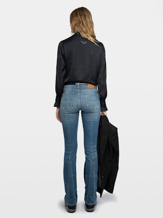 Camisa Thely Satin - Camisa de satén, manga larga, cierre con botones y strass en forma de ala en la espalda.