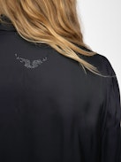 Camicia Thely Satin - Camicia in raso, maniche lunghe, chiusura con bottoni e strass a forma d'ala sul retro.