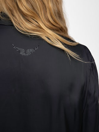 Chemise Thely Satin - Chemise en satin, manches longues, fermeture boutonnée et strass aile au dos.