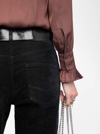 Chemise Thely Satin - Chemise en satin, manches longues, fermeture boutonnée et strass aile au dos.