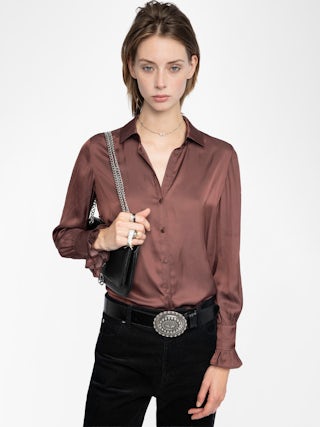 Chemise Thely Satin - Chemise en satin, manches longues, fermeture boutonnée et strass aile au dos.