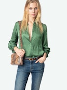 Camisa Thely Satén - Camisa de satén japonés verde con mangas largas, puños fruncidos y bordado fishnet con las alas metálicas emblemáticas en la espalda.