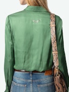 Camisa Thely Satén - Camisa de satén japonés verde con mangas largas, puños fruncidos y bordado fishnet con las alas metálicas emblemáticas en la espalda.