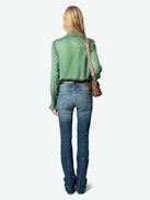 Camisa Thely Satén - Camisa de satén japonés verde con mangas largas, puños fruncidos y bordado fishnet con las alas metálicas emblemáticas en la espalda.