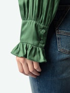 Camisa Thely Satén - Camisa de satén japonés verde con mangas largas, puños fruncidos y bordado fishnet con las alas metálicas emblemáticas en la espalda.