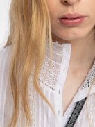 Camicia Tano - Camicia tomboy in cotone con inserto in pizzo e ali ricamate sulla schiena.