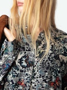 Chemise Truett - Chemise en viscose imprimée, manches longues et broderie aile avec dentelle au dos.