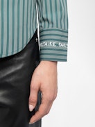 Camicia Thelma - Camicia aderente in popeline a righe con polsini ricamati.