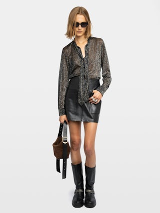 Camisa Tulba - Camisa de gasa shimmer con cuello lazada, bordado de alas en la espalda y cierre de botones.