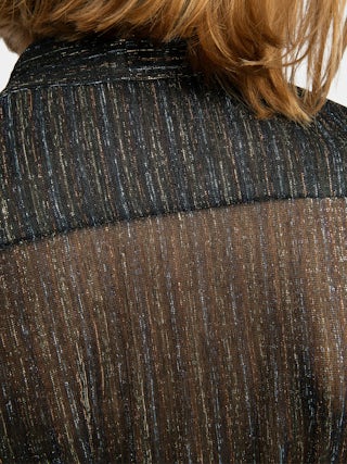 Camisa Tulba - Camisa de gasa shimmer con cuello lazada, bordado de alas en la espalda y cierre de botones.