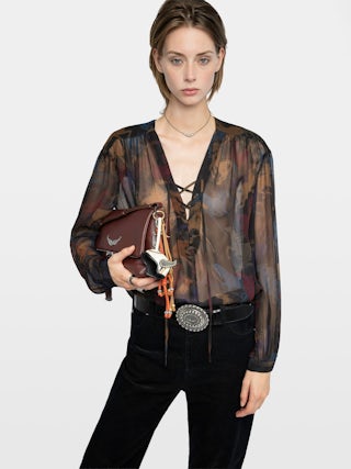 Chemise Tamela - Chemise en mousseline imprimée,, manches longues ballons, découpe western et décolleté lacé.