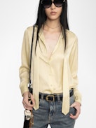 Camicia Tulba Satin - Camicia in raso con collo lavallière, ali di strass sul retro e chiusura con bottoni.
