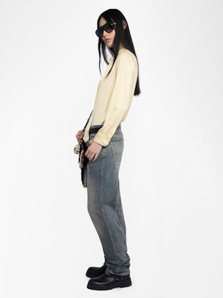 Chemise Tulba Satin - Chemise en satin avec col lavallière, strass ailes dos et fermeture boutonnée.