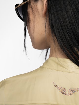 Chemise Tulba Satin - Chemise en satin avec col lavallière, strass ailes dos et fermeture boutonnée.